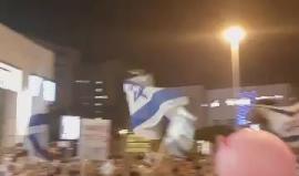 #فيديو مظاهرات في "بتح تكفا" وسط الكيان للمطالبة بمحاكمة نتنياهو بسبب الفساد
