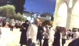 #مباشر من داخل الأقصى المبارك بعد دخول المصلين وفتح البوابات التي أغلقت من قبل سلطات الاحتلال

المقدسي :يحيى أبوزنيد