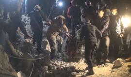 #شاهد | عندما يُدفن المصلون تحت أنقاض مسجدهم , عشرات الشهداء والجرحى في قصف جوي استهدف مسجدا في بلدة الجينة بريف #حلب الغربي . 

هادي العبدالله