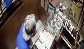 #فيديو لص يسرق مصاغا ذهبيا من أحد محال المجوهرات بإسلوب المغافلة جنوبي عمان بالأردن