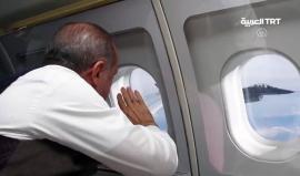 طيارو مقاتلة F16 يقدمون التحية للرئيس #أردوغان خلال مرافقتهم لطائرة الرئاسة المتجهة من مدينة #مرسين إلى مدينة #أنطاليا