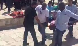 لحظة نقل أحد المرابطين في الأقصى عقب إصابته على يد قوات الاحتلال