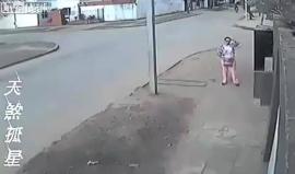 فتاة صينية لاحظت أن هناك من يريد سرقتها.. تصرفت بشكل سريع وذكي !