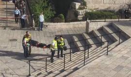 قوات الاحتلال تنقل جثمان شهيدة فلسطينية أعدمتها قبل قليل بالرصاص أمام باب العامود بالقدس المحتلة .