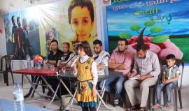 طفلة قتل بشار أهلها تغني: "بشار قاتل شعبي"
#سوريا تصوير: أحمد الأحمد