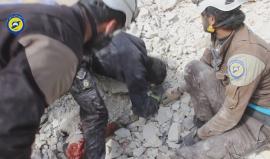 #شاهد | انتشال الشهداء والجرحى جراء القصف التي تعرضت له قرية #كفر_جوم في ريف #حلب الغربي والتي أودى بحياة عائلة مؤلفة من أم 6 أطفال .