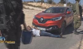 #شاهد .. ماذا فعل مواطن فلسطيني حاول جنود الاحتلال سرقة سيارته ، بعد إعلان منطقة بلعين قضاء رام الله عسكرية مغلقة ومنع التواجد فيها قبيل المسيرة الاسبوعية المناهضة للجدار والاستيطان . 

تصوير Haitham Khatib