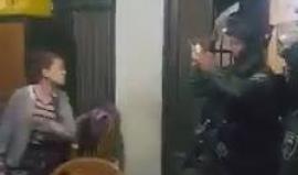 "يلا برا زي الكلاب"
#شاهد| كيف تتصدى طفلة فلسطينية لاقتحام قوات الاحتلال لمنزل عائلتها برام الله