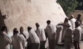 #فيديو 70 من كبار حاخامات ومستوطني "ايتمار" اقتحموا الليلة قرية عورتا جنوب شرق نابلس لأداء طقوس تلمودية عند ما يسمى "قبر الكاهن أليعازر" بحماية قوات الاحتلال