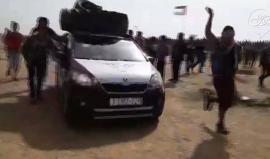 #فيديو المتظاهرون ينقلون اطارات الكوشوك الى المناطق الشرقية لخانيونس جنوب القطاع لاستخدامها للتغطية على المتظاهرين من أعين قناصة الاحتلال