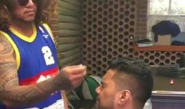 #شاهد| حلاق يوجه الصفعات لزبائنه ! 

تداولت صفحات عبر فيسبوك مقطع فيديو طريف لأحد الحلاقين في أستراليا وهو يقوم بعمله بطريقة غريبة