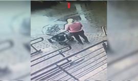 #فيديو نجاة أم وطفلها بأعجوبة من حادثة قاتلة في موسكو