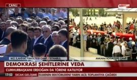 #شاهد
أردوغان يذرف الدموع حزناً على رفيق دربه 
 لم يتمكن الرئيس التركي رجب طيب أردوغان من حبس دموعه عندما كان يرثي داخل مسجد على الضفة الآسيوية لإسطنبول صديقه الذي كان يعمل في مجال الإعلانات والذي قتل مع ابنه البالغ الـ16 من العمر ليلة الجمعة السبت بأيدي 