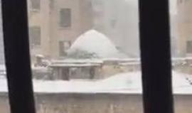 الثلوج تتساقط على مدينة معرة النعمان في #إدلب السورية
