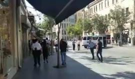 فيديو آخر - قوات الاحتلال تهاجم فلسطيني وتعتقله في شارع يافا بالقدس المحتلة للاشتباه بأنه يحمل قنبلة محلية الصنع في حقيبته