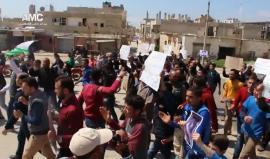 شاهد: وقفة احتجاجية للناجين من أهالي #خان_شيخون ، تنديداً بقصف المدينة بالغازات السامة من قبل طائرات النظام.
تصوير: أنس دياب