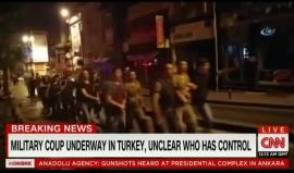 الشرطة التركية تعتقل عدد من الجنود الانقلابيين بعد أن سلموا أنفسهم