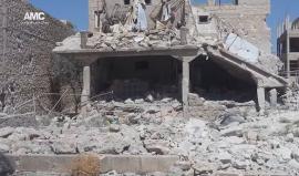 مركز #حلب الإعلامي: آثار القصف الجوي بالصواريخ والبراميل المتفجرة على بلدة معارة الأرتيق في ريف حلب الشمالي ليلة أمس.
تصوير: عبد الله ملحم