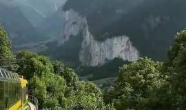 مشهد يمتزج  مع جمال امتداد جبال الألب المحيطة ببلدة لاوتربرونين السويسرية

فيديو: Senai Senna