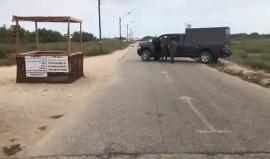 جنود الاحتلال عند مدخل مؤدي الى شاطئ زيكيم بعد قرار الجيش إغلاق الشاطئ على خلفية التصعيد الليلة