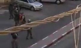 قوات الاحتلال تعتقل الفتى محمد الصاوي في بلدة العيزرية بالقدس المحتلة خلال المواجهات المندلعة هناك .