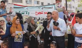 #شاهد .. وقفة تضامنية مع الأسرى المضربين عن الطعام في محافظة #الخليل.