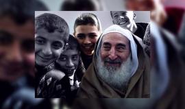 سامي مشتهى يروي القصة الشهيرة للشيخ أحمد ياسين وحوله مجموعة من الأطفال.