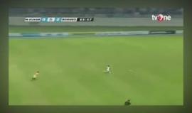 #شاهد لاعب كرة قد كـ الطلقة 

.
.
.

انتشر مقطع فيديو للاعب الإندونيسي تيرينزس بوهيري، على الشبكات الاجتماعية، وهو ينطلق كالطلقة محققاً هدفاً لفريقه

ويظهر بوهيري في مقطع الفيديو وهو يجري بسرعة عالية للغاية في هجمة مرتدة، ليحرز هدفه في الدقيقة الـ71 من عُ