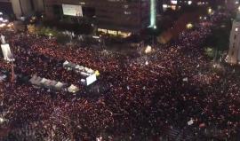 مظاهرات كبيرة في سول للمطالبة باستقالة رئيسة كوريا الجنوبية باك جون هاي على خلفية اتهامها باستغلال منصبها