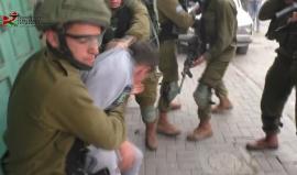 #شاهد لحظة اعتقال قوات الاحتلال فتى فلسطيني خلال مواجهات منطقة باب الزاوية بالخليل قبل قليل . 
تصوير ابو عماد جابر