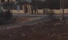 قوات الاحتلال تطلق الرصاص وقنابل الغاز السام خلال المواجهات مع الشبان على المدخل الغربي لبلدة سلواد شرق رام الله.