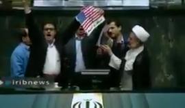 #شاهد نواب في البرلمان الإيراني يحرقون العلم الأمريكي ويرددون "ترامب متخلف عقليا"