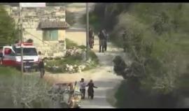 #فيديو جندي اسرائيلي يُطلق قنبلة على أم وأب فلسطينيين يحملان طفليهما في بورين بنابلس