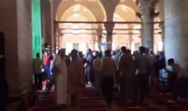 بصيحات التكبير والأدوات البدائية تمكنوا من صد اقتحام مسجدهم المبارك - المسجد الأقصى