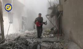 #شاهد| لحظة إسعاف طفلة أصيبت جراء القصف الجوي الروسي على بلدة جسرين بالغوطة الشرقية ظهر اليوم