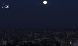 #مباشر ظاهرة القمر العملاق (الدموي) كما يظهر في سماء مدينة غزة... والذي يصحبه أطول خسوف في هذا القرن ليلتقي مع المريخ