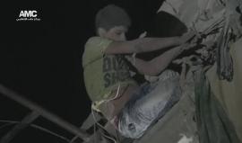 لحظات قاسية.. انتشال طفل على قيد الحياة من بين ركام منزل عائلته عقب غارة جوية على حي القاطرجي في #حلب مساء اليوم 
تصوير: مصطفى الساروت