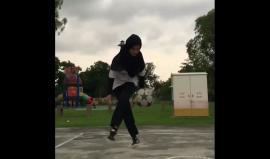 فتاة ماليزية تبرع في كرة القدم