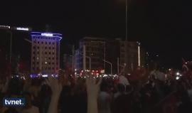 #شاهد ميدان تقسيم في اسطنبول يمتلئ بآلاف الأتراك محتفلين بفشل الانقلاب.
#تركيا