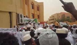 #شاهد | مظاهرات حاشدة خرجت من مساجد العاصمة السودانية الخرطوم تضامنا مع الأقصى المبارك . 
#جمعة_الأقصى