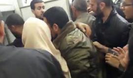 #فيديو من داخل مستشفى شهداء الأقصى وسط قطاع غزة

حيث يتواجد الشهيدين زياد الحواجري وحماد ابو سويرح من مرتبات الأجهزة الأمنية في غزة اللذين ارتقيا خلال تبادل لاطلاق النار مع مطلوبين متهمين بتفجير موكب الحمد الله