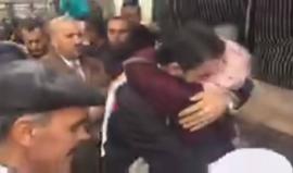 #شاهد .. لحظة تحرر الاسير خالد عودة من بلدة خاراس شمال الخليل بعد قضائه 13 عاما في سجون الاحتلال .