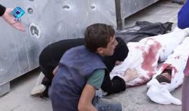 مشهد يُدمي القلب.. عائلة سورية فقدت اثنين من أطفالها، هكذا كانت ردة فعلهم التي قد يعجز الكثير عن وصفها !!
#حلب_تباد 
وكالة ثقة