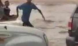 #شاهد سيول وفيضانات جراء الأمطار الغزيرة في مدينة جازان بالسعودية