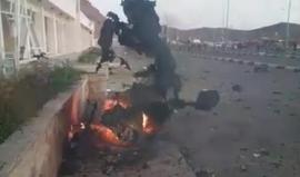 #فيديو مقتل 6 جنود يمنيين وإصابة 44 بينهم مدنيون في حصيلة أولية لتفجير سيارتين مفخختين أمام بوابة معسكر أمني في محافظة #عدن