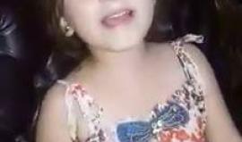 طفلة سورية تغنّي ببرائتها.. لكن البراميل المتفجرة تخطف منها اللحظات، في حي الزبدية بحلب !