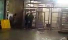 #شاهد 
معاناة الأهالي وانتظارهم تحت الأمطار على الحاجز المقام على مدخل شارع الشهداء وسط الخليل.