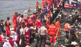 #شاهد مقتل 5 أشخاص وانقاذ 100 آخرين في حريق قارب ليلة رأس السنة بإندونيسيا