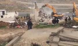 #شاهد قوات الاحتلال تهدم منزل المقدسي "خالد نمر محمود" في بلدة العيسوية بالقدس