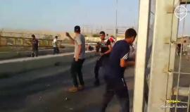 #شاهد  المتظاهرون يصلون بوابة حاجز بيت حانون "إيرز" شمال غزة رغم إطلاق قوات الاحتلال الرصاص الحي والغاز صوبهم
#تصوير|| محمد المصري